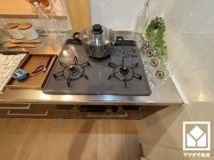 家族のごはん作りがはかどる。同時調理ができる3口コンロ付き。