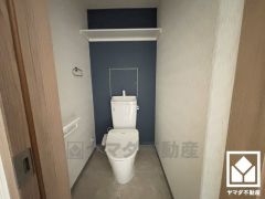 明るく清潔感溢れるトイレです。温水洗浄便座付きで、季節を問わずいつでも温かい便座をお使いいただけます。上部にはトイレットペーパーのストックや、消耗品置き場などとしてお使いいただける棚がございます。