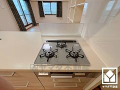 毎日の料理がもっとスムーズに。便利な3口コンロ付きキッチン。