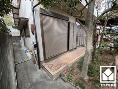 前道が通り抜けできない袋小路なので車通りが少なく、小さなお子様のいるご家庭でも安心してお住まいいただける安全性の高い立地です。