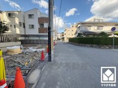 敷地内に屋外平面式の駐車場を完備。重い荷物や雨の日の移動もスムーズで、快適なカーライフを実現。空き状況は弊社スタッフまでお気軽にお問い合わせください。