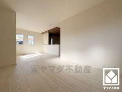 プライバシー・採光に配慮された広々16.4帖の2階リビングが魅力。家族全員がリラックスできる、ゆったりとした快適リビングで温かい団らんの時間を。