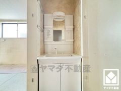収納豊富でスッキリお使い頂ける洗面台です。洗面ボウルが広めなので、忙しい朝でも身支度がしやすく時短になります。