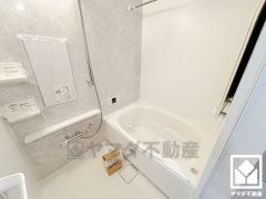 1日の疲れを癒す浴室でゆったりリフレッシュ。清潔感あふれる空間で、毎日のバスタイムをより快適に。