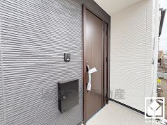 ナチュラルな木目調のドアが落ち着いた雰囲気を演出し、訪れる人々を温かく迎えます。