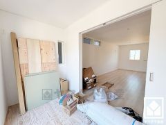 約4帖の1階和室です。リビングに隣接しており、一体利用も可能です。