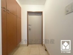 白を基調とした明るい玄関で、毎日を爽やかにスタート。清潔感あふれる空間が、訪れる人々を温かく迎えます。