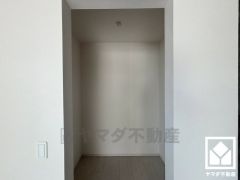 収納力豊富なウォークインクローゼット付き。お洋服はもちろん、スーツケースなどの大物もしっかり収納できます。