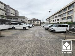 敷地内駐車場は現在空き無しとなっておりますが、空き状況は変動いたしますので、詳細は弊社スタッフまでお気軽にお問い合わせください。