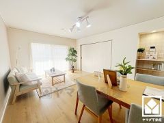 広々15帖のLDKが魅力。家族全員がリラックスできる、ゆったりとした快適リビングで温かい団らんの時間を。