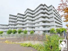 重厚感のあるファサードが、洗練された暮らしを予感させる。品格あるデザインが魅力のマンション。