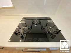 家族のごはん作りがはかどる。同時調理ができる3口コンロ付き。