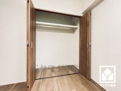 新たに家具を買わなくても良いので、ハンガーパイプ付きのクローゼットは嬉しいですね。奥行きがあるので、収納力も申し分ありません。