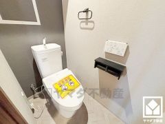 明るく清潔感溢れるトイレです。2連トイレットペーパーホルダーなのでお取替えの手間が軽減できます。
