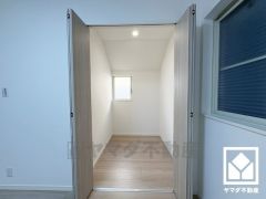 収納力豊富なウォークインクローゼット付き。お洋服はもちろん、スーツケースなどの大物もしっかり収納できます。