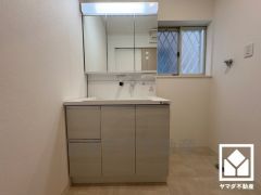 収納付きでスッキリお使い頂ける3面鏡の洗面台です。洗面ボウルが広めなので、忙しい朝でも身支度がしやすく時短になります。