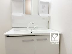 収納豊富でスッキリお使い頂ける3面鏡の洗面台です。洗面ボウルが広めなので、忙しい朝でも身支度がしやすく時短になります。