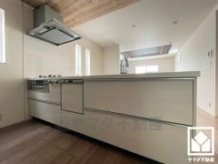 キッチン横には窓がございますので、昼間は手元が明るく、お料理がはかどります。災害時の非常食や食料品のストックなども保存できる床下収納もございます。