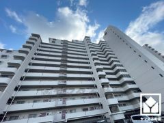 2号棟と3号棟の間、4号棟と5号棟の間にはゆったりとした広場がございます。道路を挟んで遊具付きの公園もあり、子育て世帯の方にもお勧めです。