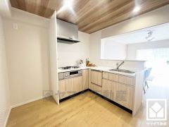 対面式キッチンなのでお料理中でもお子様の様子が分かって安心です。L型なので作業動線が最短距離で効率良く動けます。コーナー部分の作業スペースをより広く確保できているのも魅力です。