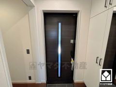 ドアのスリット窓から光が差し込み、外出時にも帰宅時にも、明るい気持ちになれる玄関です。