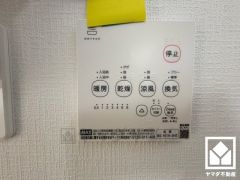 浴室暖房乾燥機付き。真冬の寒い浴室を暖かく、また雨の日の洗濯物の乾燥にと多用途に活躍する機能です。