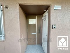 シンプルで洗練された玄関デザイン。帰るたびにホッとできる、心地よい住まいの入り口。