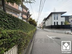 阪急電鉄神戸線「武庫之荘」駅まで徒歩約14分、JR東海道本線「甲子園口」駅まで徒歩約23分の立地。