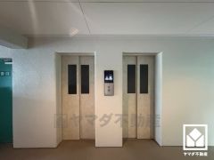 複数基のエレベーターを設置し、待ち時間を短縮。快適な住まいへのアクセスをスムーズに。