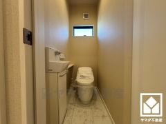 2階はお手入れがしやすく節水効果も高いタンクレストイレです。手洗いが別になっているので衛生的に使えます。トイレが1階と2階にあるので、朝の忙しい時間にも混雑せず快適です。