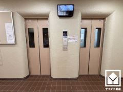 2基のエレベーターを設置し、待ち時間を短縮。快適な住まいへのアクセスをスムーズに。防犯カメラが設置されておりセキュリティにも配慮されています。