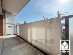 広々バルコニーでお洗濯物をたっぷりと干す事ができます。