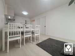 シンプルで美しいデザインのリビングが、毎日の生活に彩りを添える。