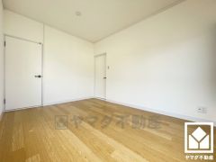 間取り図にはございませんが、階段へ直接出入りできる扉が設置された2WAYのお部屋となっており、動線が短く便利です。