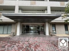 広々とした明るいエントランス。綺麗に整備されており、帰宅時や来客時にも気持ちの良い空間です。