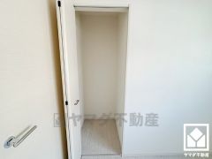 クローゼットは奥行きがあるので、収納力も申し分ありません。