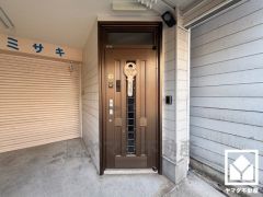 玄関ドアの窓から光が差し込み、外出時にも帰宅時にも、明るい気持ちになれる玄関です。