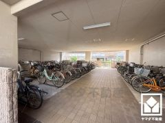 屋内駐輪場・バイク置場も完備しており、雨や風、直射日光からお乗り物を守ることができます。
