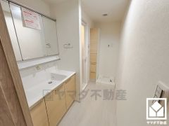 収納付きでスッキリお使い頂ける3面鏡の洗面台です。洗面ボウルが広めなので、忙しい朝でも身支度がしやすく時短になります。