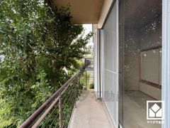 2階は和室・洋室ともバルコニーに繋がるお部屋となっています。南向きで、大きな窓からは明るい光が降り注ぎます。