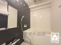 清潔感あふれる空間で、毎日のバスタイムをより快適に。真冬の寒い浴室を暖かく、また雨の日の洗濯物の乾燥にと多用途に活躍する浴室暖房乾燥機付きです。