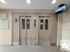 2基のエレベーターを設置し、待ち時間を短縮。快適な住まいへのアクセスをスムーズに。防犯カメラが設置されておりセキュリティにも配慮されています。