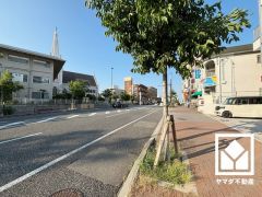 キッチンは対面式。お料理中でもお子様の様子が分かって安心です。キッチン横に窓がございますので、昼間は手元が明るく、お料理がはかどります。毎日の家事の負担を軽減でき、水道代の節約にもなる食器洗乾燥機付き