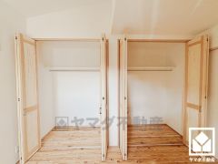 大きなクローゼットなので整理整頓しやすいです。スーツケースなどの大物もしっかり収納できます。