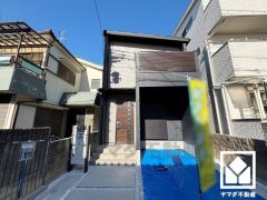 陽光に映える美しい外観。街並みに馴染みながらも、ひときわ目を引く存在感。