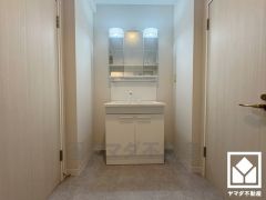 小さなお子様のお風呂上りもこのスペースがあればゆったりとして頂けます。室内洗濯機置場がございますので、天候に左右されず洗濯していただけます。