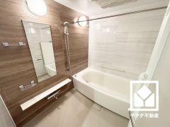 清潔感あふれる空間で、毎日のバスタイムをより快適に。真冬の寒い浴室を暖かく、また雨の日の洗濯物の乾燥にと多用途に活躍する浴室暖房乾燥機付きです。ミストサウナ機能もございます。