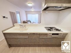 カウンターキッチンなので配膳や片付けがしやすく、お料理中でもお子様の様子が分かって安心です。調理に手間がかかりがちな肉や魚を、短時間でサッと焼き上げることができるグリル付き。