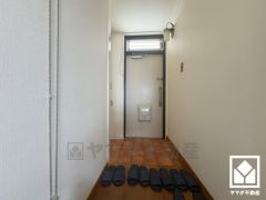 白を基調とした明るい玄関で、毎日を爽やかにスタート。清潔感あふれる空間が、訪れる人々を温かく迎えます。