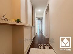 玄関には収納スペースを完備。家族の靴もしっかり収納できるので、玄関がいつも片付き、気持ちよくお客様を迎えられます。